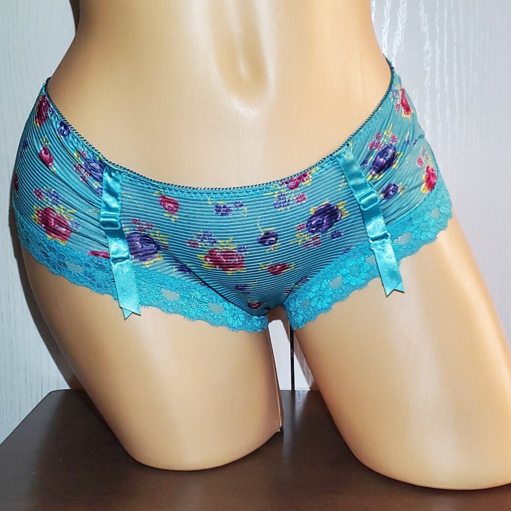 Victoria's Secret Cheeky Panties. New with Tags Size Large.